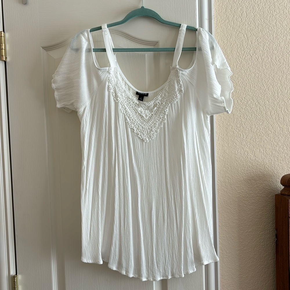 Torrid Sz 2. Peek-a-boo shoulders.